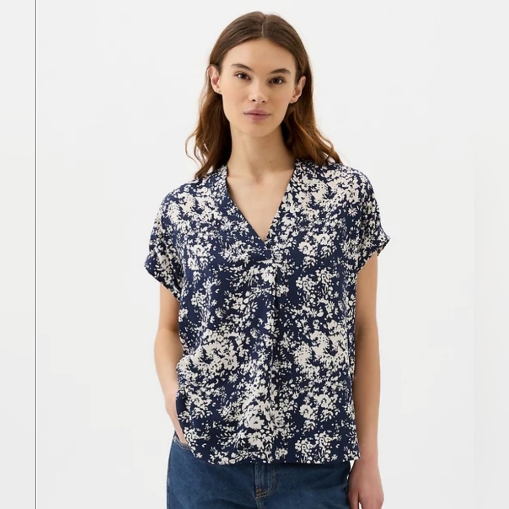 GAP Navy Blue and White Floral V-Neck Short Sleeve Blouse